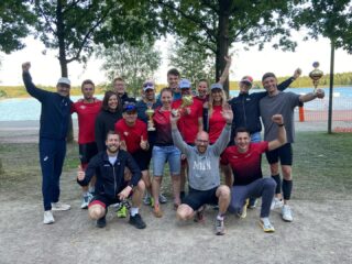 Bei bestem Wetter sind wir heute mit 3 Mannschaften beim Norderstedt Triathlon angetreten. ☀️🏊🏻‍♀️🚴‍♂️🏃🏼
Mit dem Gesamtergebnis können wir sehr zufrieden sein. Wir haben es mit allen Mannschaften in der Gesamtwertung auf den 2. Platz geschafft. 🥈💪 Das haben wir einer tollen Mannschaftsleistung zu verdanken aber auch den starken Individualleistungen:

Landesliga Männer:
- 2. Platz: Jonas van den Kerkhoff @jonas197vdk 
- 3. Platz: Mats Jaspersen @makimodus 

Landesliga Damen:
- 3. Platz: Sandra Jaekel @sja1.000 

Verbandsliga Herren:
- 2. Platz: Bennett Lensch @bennettlsch 

Vielen Dank an das Orga-Team und vielen Freiwilligen beim Norderstedt Triathlon. Dank euch können wir den Sport, den wir so lieben überhaupt in dem Rahmen betreiben. Vielen Dank dafür! 🫶

Jetzt freuen wir uns auf den letzten Ligawettbewerb für dieses Jahr beim Stadtpark Triathlon. 💪

#kaifutriteam #kaifudreamteam #hamburgtriathlon #lieblingsteam❤️ #norderstedttriathlon #proudofmyteam #swimbikerun