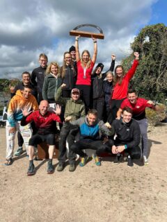 Und das war’s für dieses Jahr mit den Ligawettkämpfen. 🙌🏻
Wir hatten heute einen richtig tollen letzten Wettkampf beim Stadtpark-Triathlon und hatten zum Schluss auch noch richtig was zu feiern. Die Damen haben den 1. Platz in der Gesamtwertung gemacht. 🎉🥳🍾 Aber auch unsere Herrenteams haben richtig stark performt. Die Landesliga Herren sind in der Gesamtwertung auf einem mega starken 2. Platz und die neugegründete Verbandsligamannschaft auf Platz 5 gekommen. Wir sind mega stolz auf diese tollen Gesamtergebnisse!

Insgesamt haben wir aber auch heute wieder starke Einzelleistungen vorzuweisen:

Stadtmeisterschaften Herren:
- 3. Platz Philipp @pilly_1989 

Stadtmeisterschaften Damen:
- 2. Platz Nathalie @nathie.andrea 
- 3. Platz Elisa @elisaa__br 

Vielen Dank an @fcstpauli_triathlon für die super Organisation und dieses tolle Event. 👏🏻

Danke, an alle aus dem Team für diese mega tolle Saison. Wir sind jetzt schon heiß auf die Nächste 🔥🫳🏼🎤

#kaifutriteam #kaifudreamteam #hamburgtriathlon #stadtparktriathlon #swimbikerun❤️ #kaifulodge #proudofmyteam