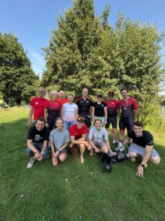 Bei strahlendem Sonnenschein haben wir die diesjährige Saison mit einem spannenden Zeitfahren beendet. 20 Kilometer können ganz schön anstrengend sein... 🚴🚴🏼‍♀️🥵

Im Anschluss haben wir den Tag gemütlich beim gemeinsamen Grillen am See ausklingen lassen. 🥗👙☀️

Ein perfekter Abschluss einer tollen Saison! Wir freuen uns schon riesig auf die nächste Saison. ☺️🫶❤️

#kaifutriteam #kaifudreamteam #kaifulodge #saisonabschluss #zeitfahren #triathlon #triathlonhamburg  #swimbikerun❤️