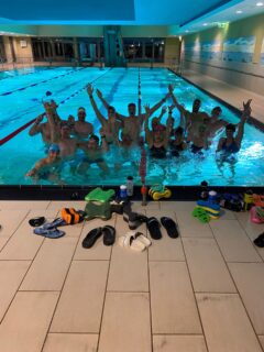 Ein Kapitel endet, ein neues formt sich 🌊
Unser langjähriger Schwimmtrainer Frank taucht ab 🤿
Über viele Jahre hat er Technik geschärft, Wassergefühl entwickelt und unzählige Meter begleitet. Dafür sagen wir Danke! 🙏
Seit Oktober ist ein neuer C Triathlon Trainer Teil unseres Schwimmteams. Neue Impulse, klare Struktur, gleicher Anspruch an Qualität und Entwicklung 🏊♂️
Frank, alles Gute unter der Oberfläche.
Team, wir schwimmen weiter 💙 #kaifudreamteam #schwimmen #triathlon #team