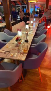 Ein Jahr, in dem wir nicht nur schneller, sondern vor allem enger zusammengewachsen sind, eine Gemeinschaft mit echter gegenseitiger Unterstützung, fast wie eine Familie. Heute verabschieden wir unseren Schwimmtrainer, der uns zehn Jahre lang geprägt, gefordert und zusammengeführt hat 🙏🏽🏊♂️. Danke für jede Bahn, jeden Impuls und für den Teamgeist, den du gebaut hast 💪✨.
#triathlon #kaifulodge #kaifudreamteam #zusammenhalt